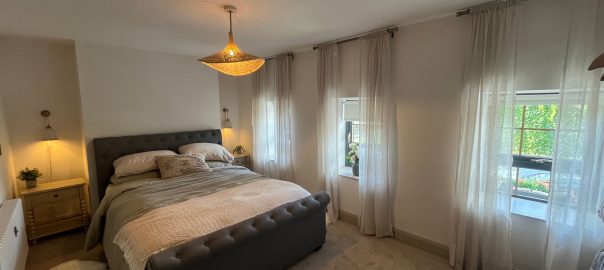 Image of neutrally decorated, cosy bedroom.