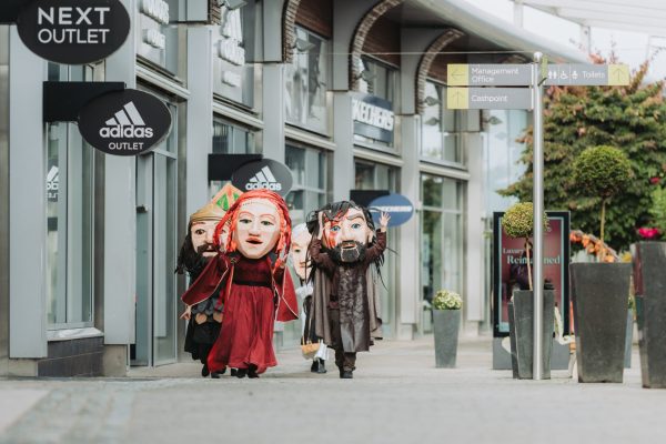 Big Heads at the Boulevard Big Heads at the Boulevard